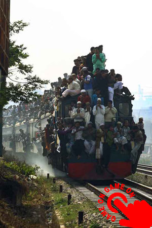 Train in India covered with clinging riders